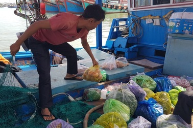 Ngư dân mang gà, heo, dưa kiệu... ra biển ăn Tết