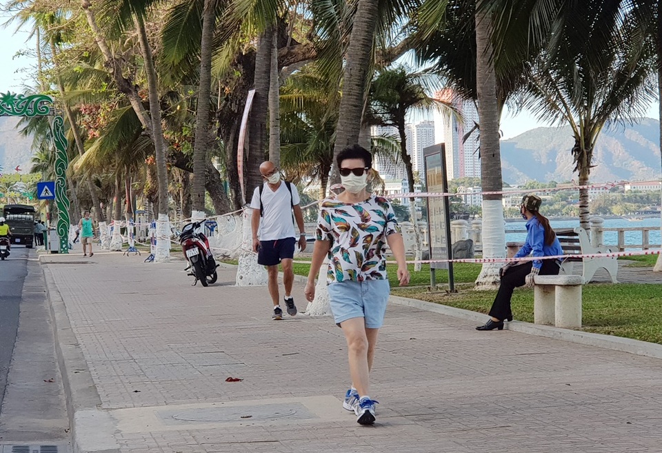 Nha Trang: Du khách đeo khẩu trang khi ra đường, phố Tây vắng vẻ - 1 Nha Trang: Du khách đeo khẩu trang khi ra đường, phố Tây vắng vẻ - 1