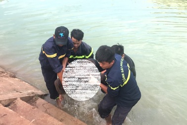 Chạy xe máy trong đêm, nam thanh niên rơi xuống kênh tử vong