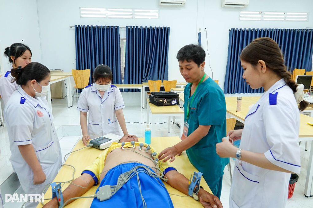 Hàng nghìn thang thuốc nghĩa tình trao đến người dân khó khăn ở Vĩnh Long - 2 Hàng nghìn thang thuốc nghĩa tình trao đến người dân khó khăn ở Vĩnh Long - 2