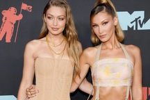 Cặp chị em siêu mẫu đình đám nước Mỹ