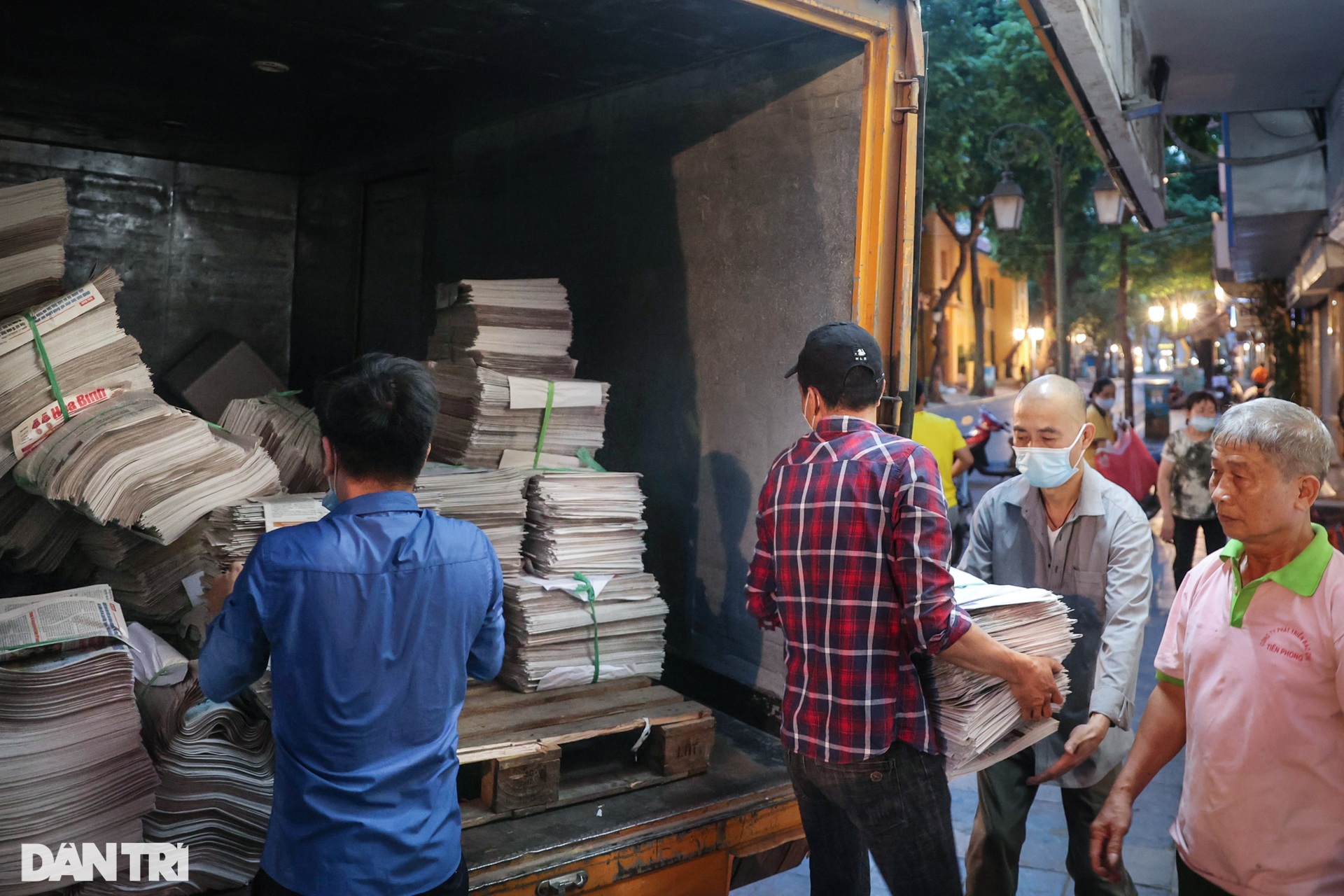 Những sạp báo giấy trên vỉa hè ở Hà Nội: Bao giờ cho tới ngày xưa? - 2 Những sạp báo giấy trên vỉa hè ở Hà Nội: Bao giờ cho tới ngày xưa? - 2
