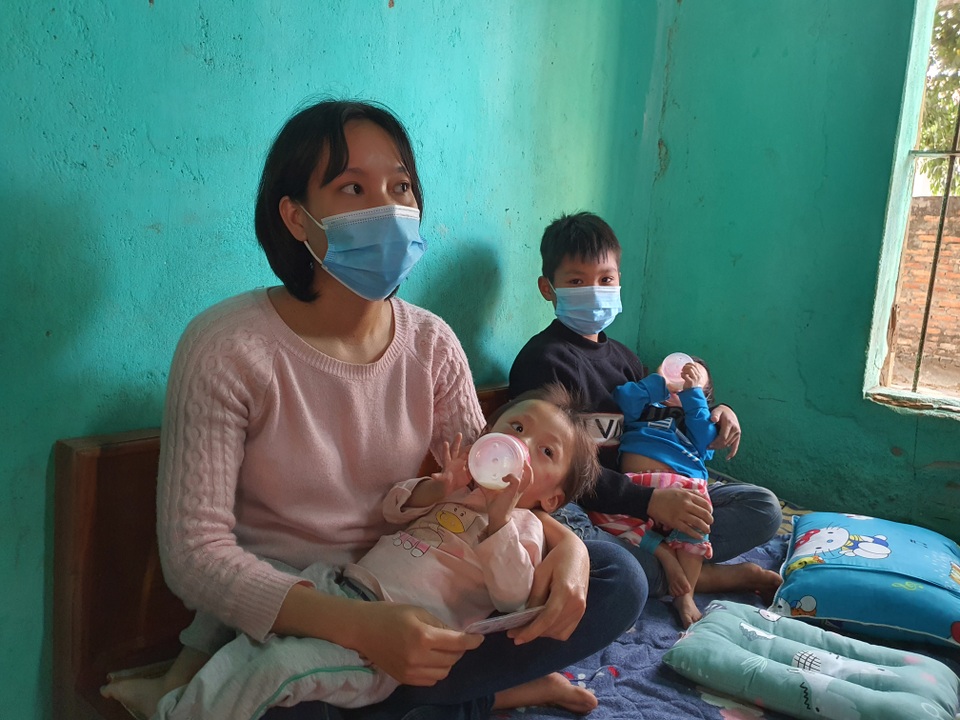 Bạn đọc giúp đỡ người mẹ cùng lúc sinh 3 con bại não gần 200 triệu đồng - 2