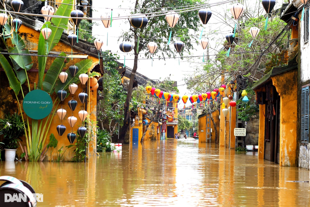 Hội An ngập lụt, du khách khăn gói sơ tán - 1 Hội An ngập lụt, du khách khăn gói sơ tán - 1