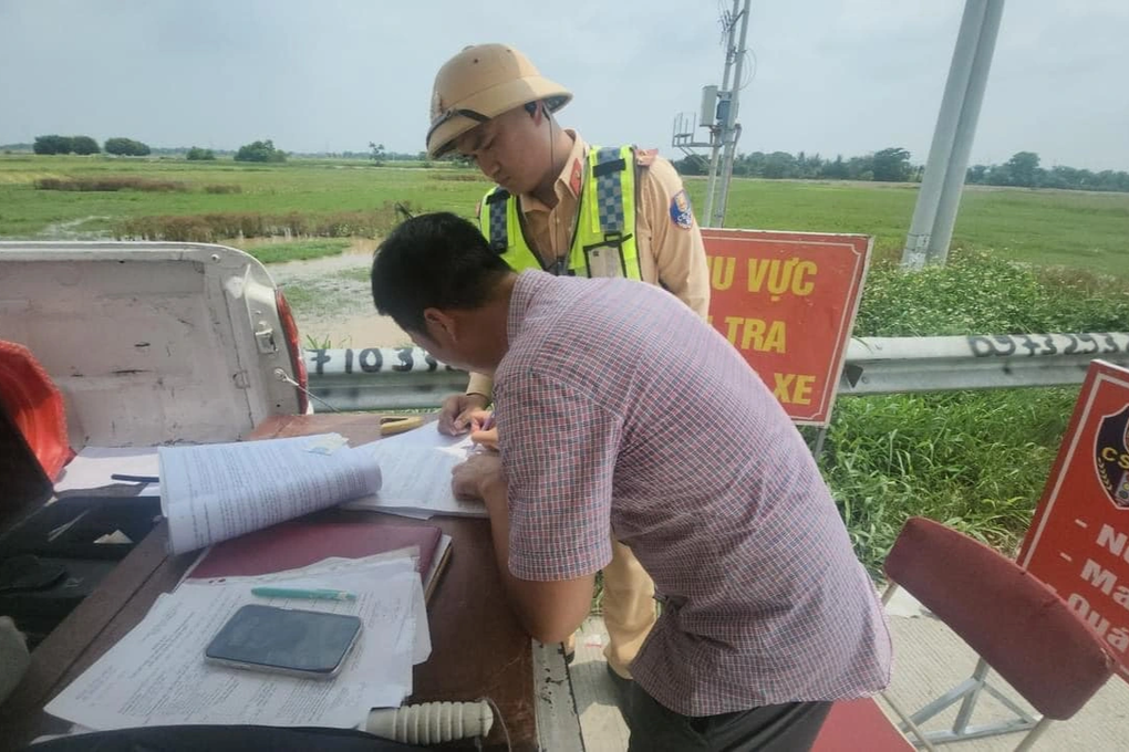 Bé trai ngồi trên thùng xe bán tải chạy cao tốc từ Hà Nội đi Thanh Hóa - 2 Bé trai ngồi trên thùng xe bán tải chạy cao tốc từ Hà Nội đi Thanh Hóa - 2