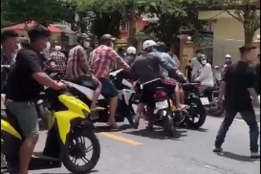 Sau khi trùm giang hồ lĩnh án chung thân, trước cổng tòa nghi có tiếng súng