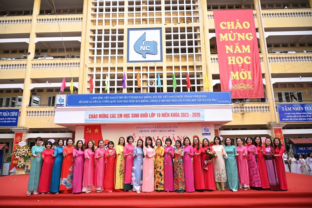 Không khí khai giảng năm học 2023-2024 tại Trường THPT Nhân Chính, Hà Nội - 7 Không khí khai giảng năm học 2023-2024 tại Trường THPT Nhân Chính, Hà Nội - 7