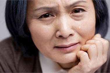 Bị thông gia coi khinh, bà ngoại vẫn bám trụ để bế cháu