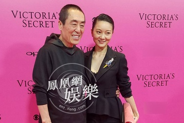 Đạo diễn Trương Nghệ Mưu đưa vợ đi xem show Victoria's Secret