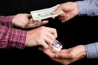 Bi hài hai nhóm cảnh sát chìm “choảng nhau” vì tưởng nhầm phía kia là tội phạm