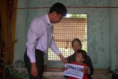 Quà nhân ái tiếp tục đến với hai bà cháu chạy ăn từng bữa