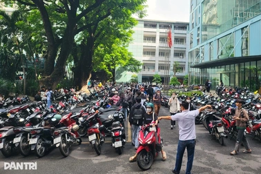 Có nhất thiết phải thu phí giữ xe của học sinh?