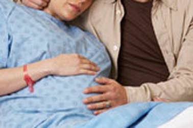 Theo vợ vào… phòng đẻ