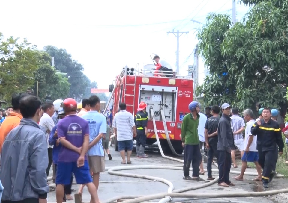 Hỏa hoạn thiêu rụi 5 căn nhà - 2 Hỏa hoạn thiêu rụi 5 căn nhà - 2