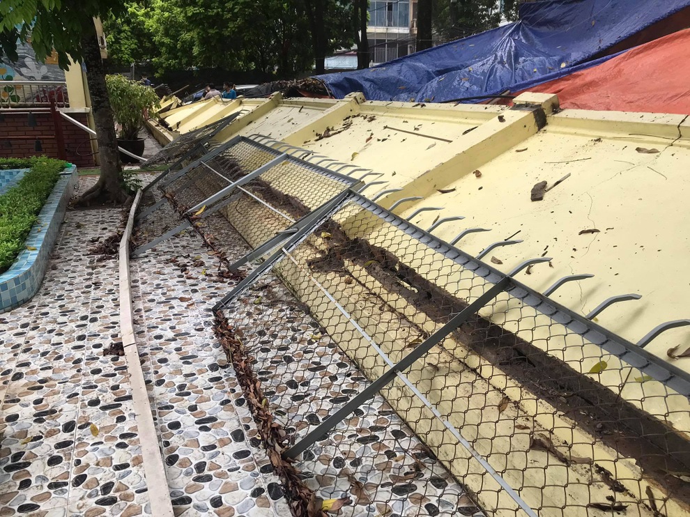 Hà Nội: 50 m tường rào bất ngờ đổ sập, đè bẹp 12 ô tô - 3 Hà Nội: 50 m tường rào bất ngờ đổ sập, đè bẹp 12 ô tô - 3