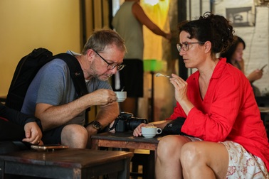 Hà Nội: Quán cà phê 30 năm, khách phải "khom lưng, cúi mình" vào uống