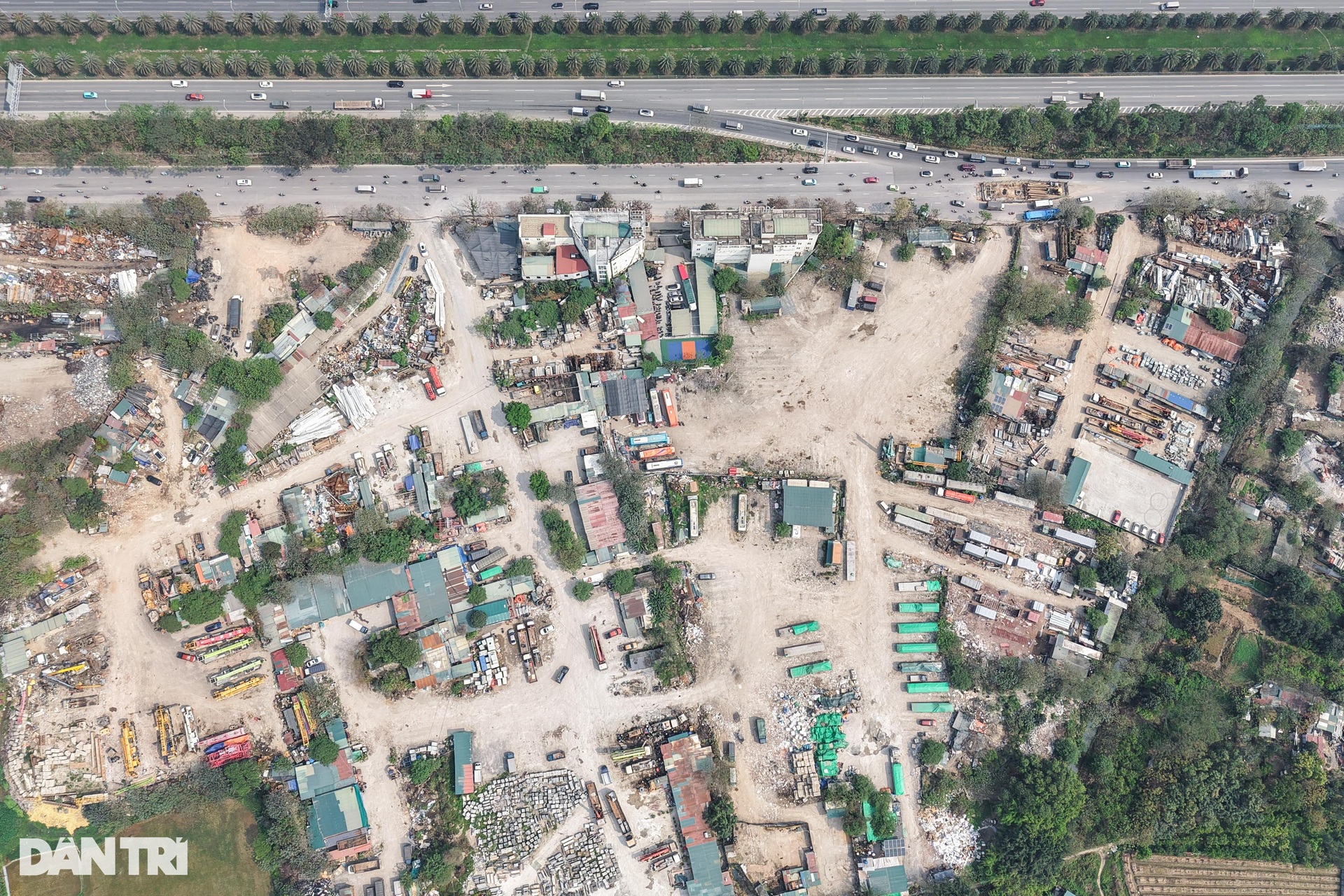 Đang tháo dỡ loạt công trình tại 4,3ha đất nông nghiệp bị biến tướng - 2 Đang tháo dỡ loạt công trình tại 4,3ha đất nông nghiệp bị biến tướng - 2