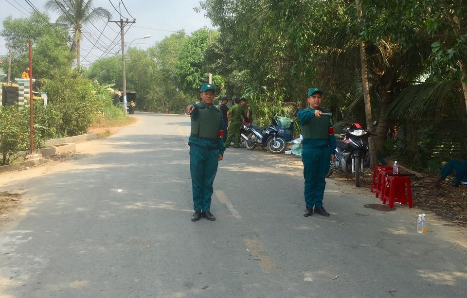 Vụ xả súng bắn chết 4 người: Người dân mặc áo chống đạn hỗ trợ cảnh sát truy tìm nghi phạm - 9 Vụ xả súng bắn chết 4 người: Người dân mặc áo chống đạn hỗ trợ cảnh sát truy tìm nghi phạm - 9
