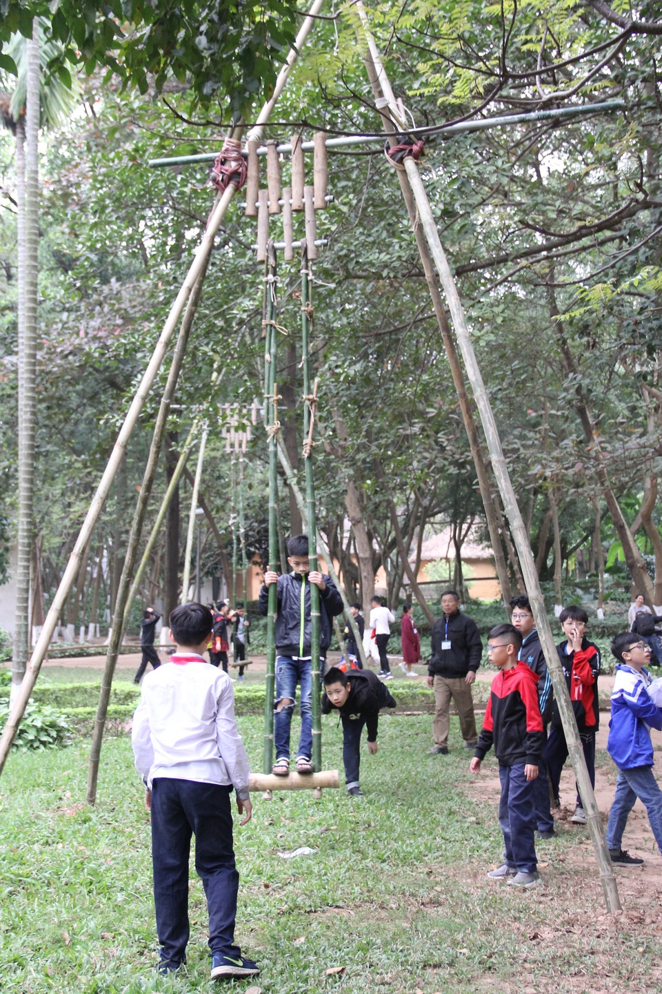 Giới trẻ háo hức xem dựng cây nêu, nặn pháo đất, đón Tết quê giữa lòng phố - 9 Giới trẻ háo hức xem dựng cây nêu, nặn pháo đất, đón Tết quê giữa lòng phố - 9
