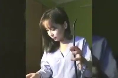 Cô giáo xinh đẹp “gây sốt” với clip chơi nhạc Kpop bằng đàn bầu