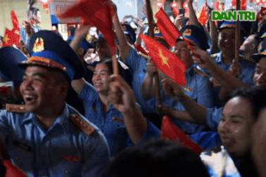 Ngày vui lên tàu vào Nam tập kết của các chiến sĩ diễu binh lễ kỷ niệm 30/4