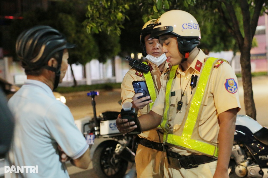 Tiếc tiền đi xe ôm, tài xế ở TPHCM bị phạt 7 triệu đồng vì nồng độ cồn - 1