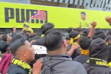Cổ động viên Việt Nam và Malaysia đổ về Bukit Jalil