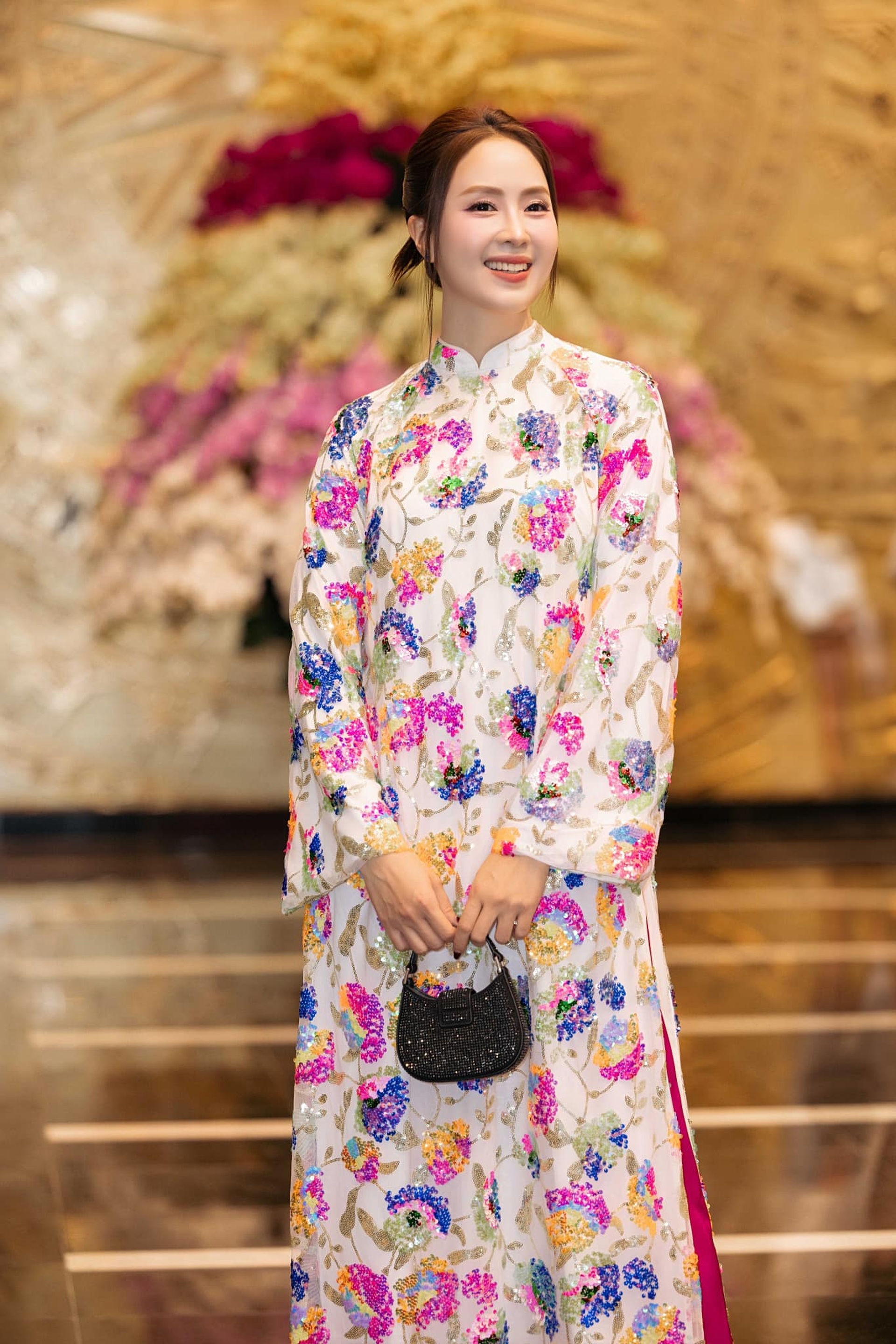 Hồng Diễm tuổi 42: Hôn nhân kín tiếng, tiết lộ ông xã không lãng mạn - 5 Hồng Diễm tuổi 42: Hôn nhân kín tiếng, tiết lộ ông xã không lãng mạn - 5