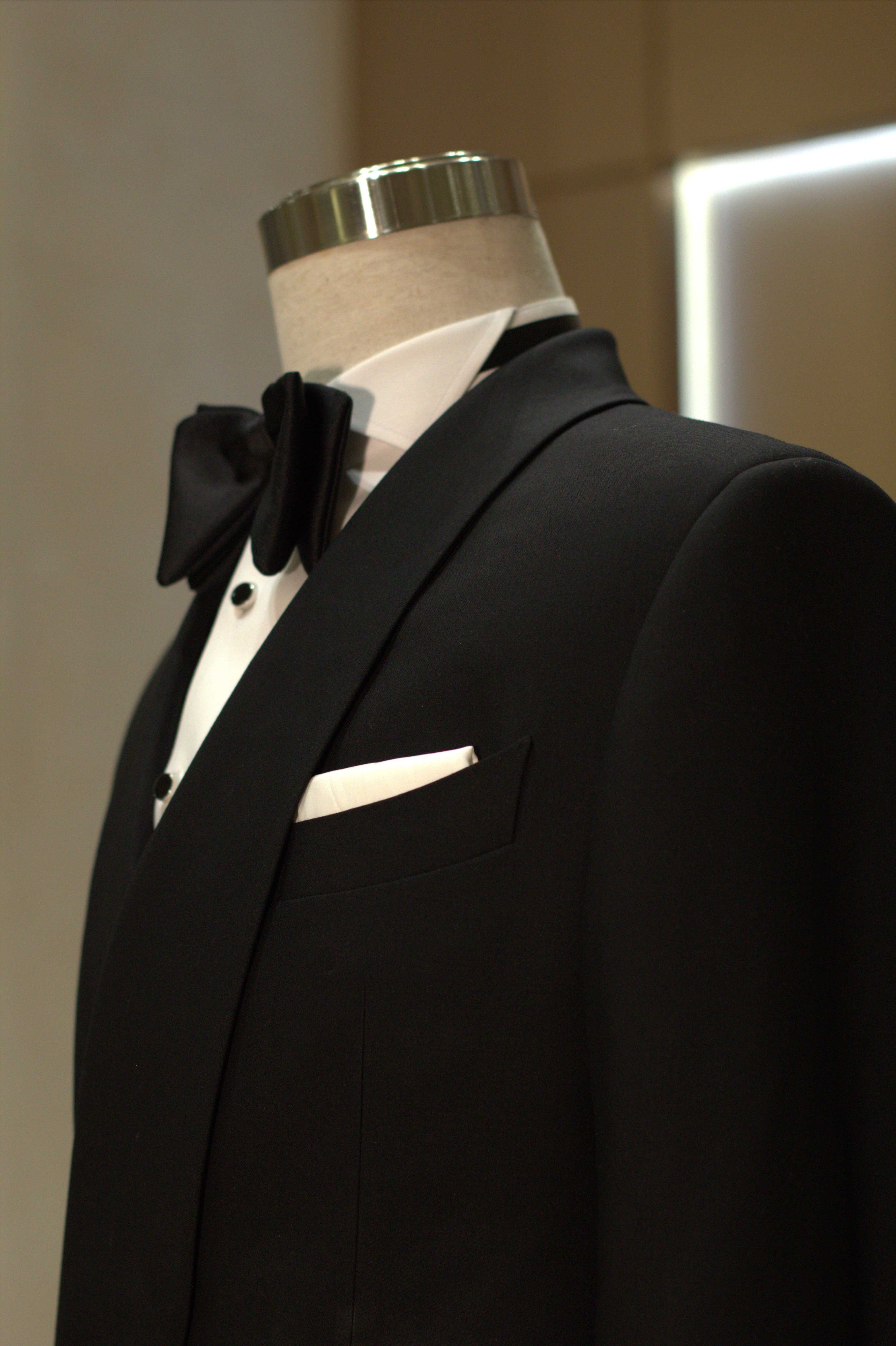 Bộ suit mang kiểu dáng hiện đại với chi tiết ve sam được đắp chéo, tôn nét trẻ trung nhưng không kém phần lịch lãm cho doanh nhân Minh Đạt (Ảnh: Nhân vật cung cấp).