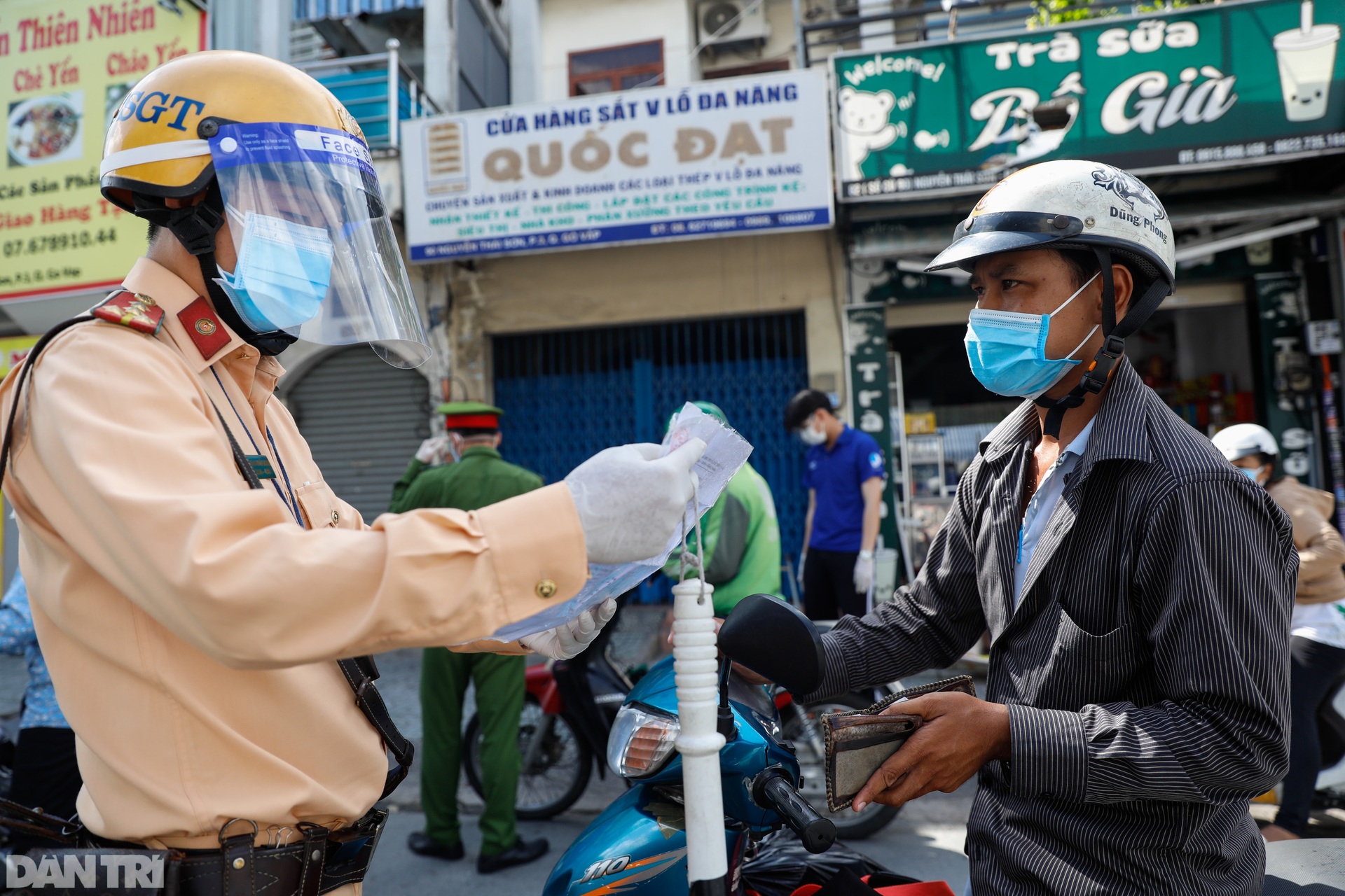 Nhiều tuyến đường ở TPHCM đông đúc trở lại - 12 Nhiều tuyến đường ở TPHCM đông đúc trở lại - 12
