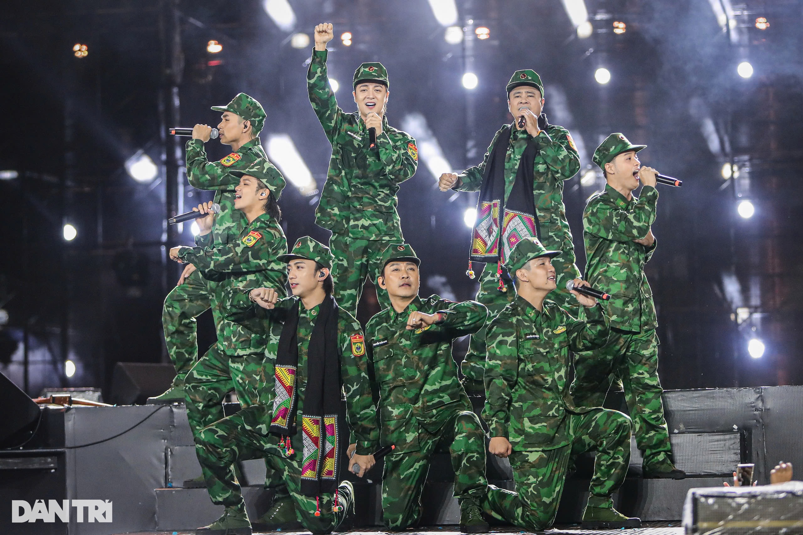 View - Concert "Anh trai vượt ngàn chông gai": Tự Long quỳ gối cảm ơn khán giả | Báo Dân trí