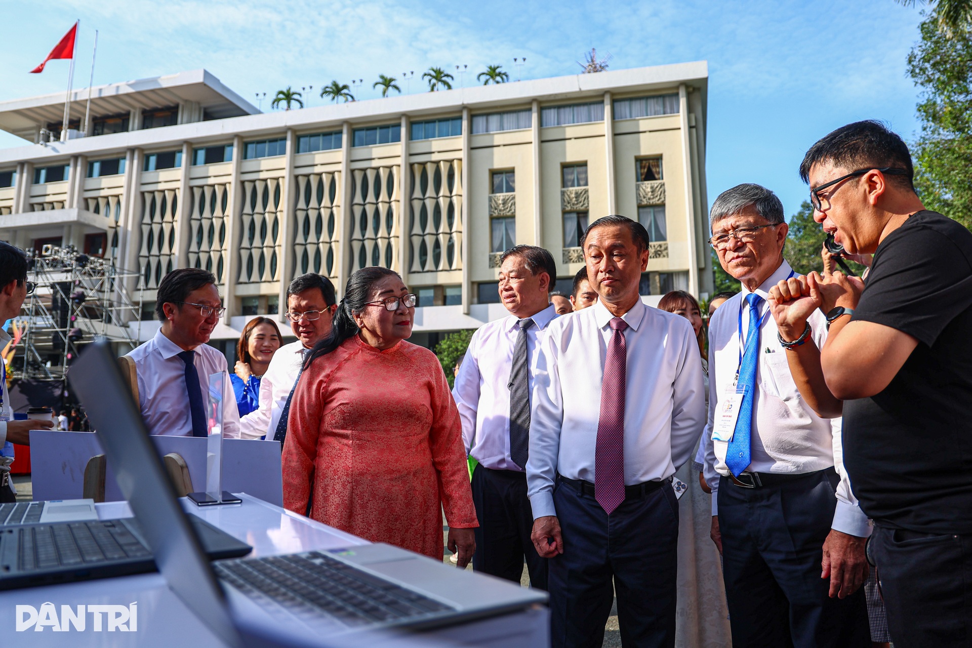 Học sinh TPHCM trải nghiệm lớp học ảo, khám phá robot tại Dinh Thống Nhất - 4