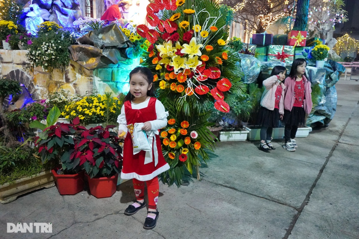 Đêm Giáng sinh đặc biệt chưa từng thấy giữa mùa dịch Covid-19 ở Hà Nội - 19 Đêm Giáng sinh đặc biệt chưa từng thấy giữa mùa dịch Covid-19 ở Hà Nội - 19