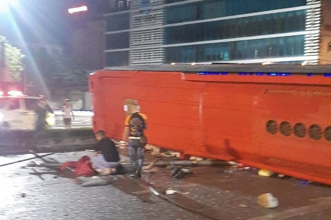 Xe khách lật trên đường phố Ninh Bình, ít nhất 4 người tử vong - 2 Xe khách lật trên đường phố Ninh Bình, ít nhất 4 người tử vong - 2