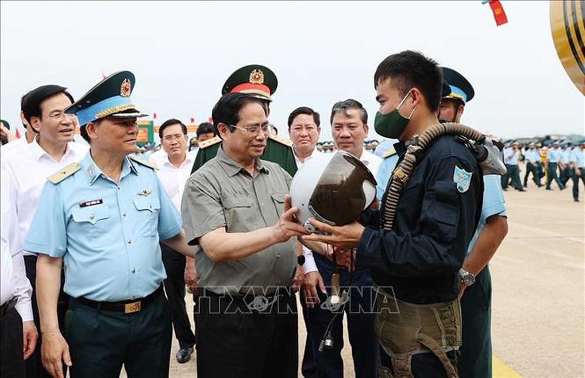 Thủ tướng thăm Trung đoàn không quân 937, khảo sát sân bay quân sự - 1 Thủ tướng thăm Trung đoàn không quân 937, khảo sát sân bay quân sự - 1
