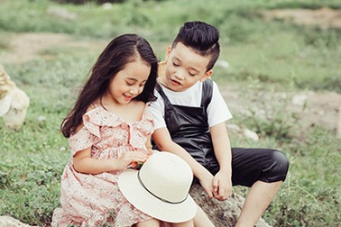 Cặp mẫu nhí cực đáng yêu trên cánh đồng hoa dại