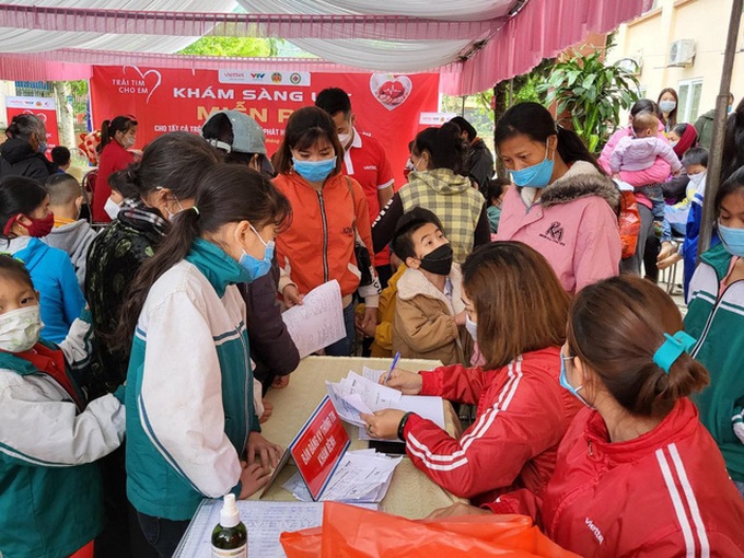 Các em tỉnh Phú Thọ đăng ký khám sàng lọc tim bẩm sinh.