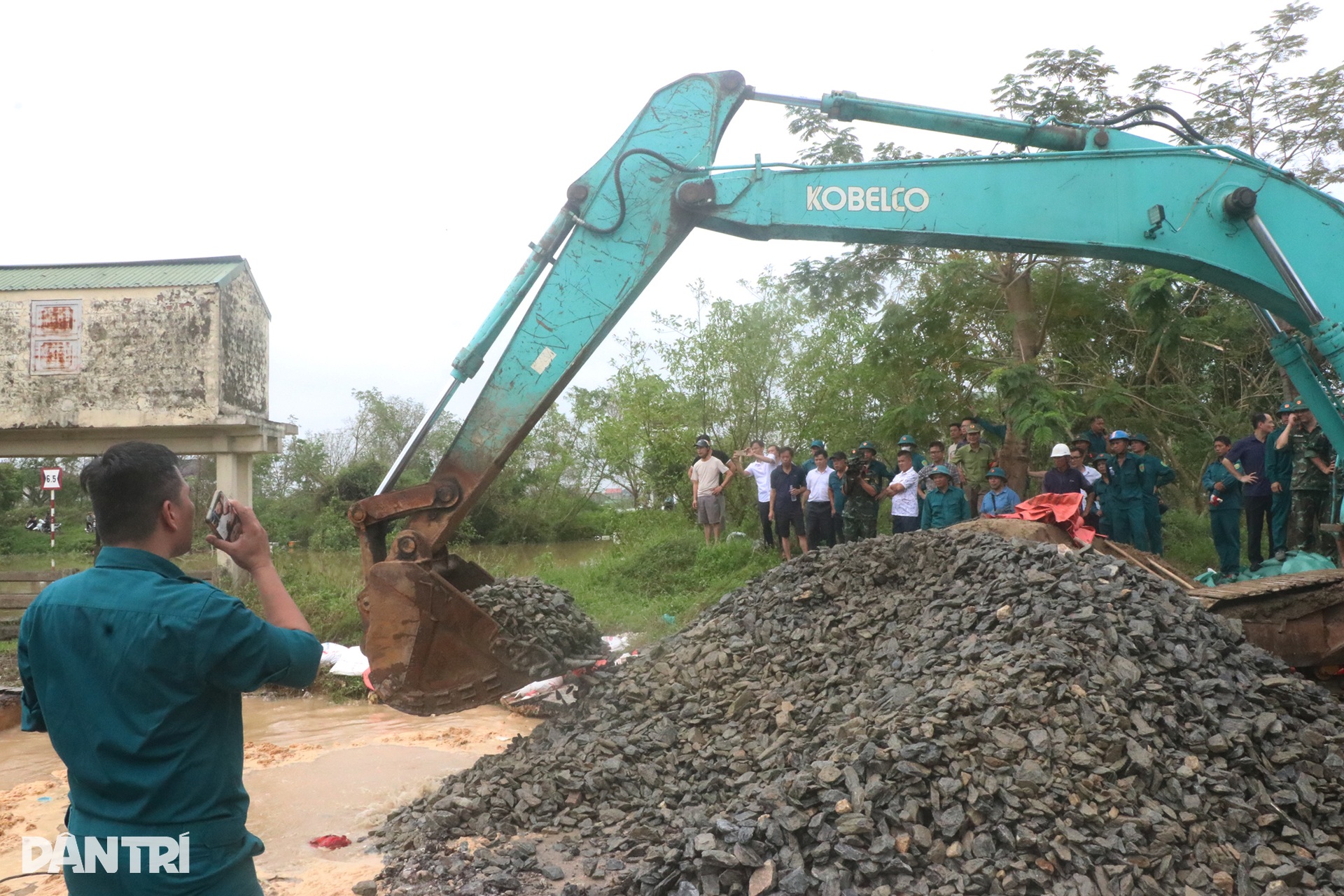 Đê sông Vinh liên tiếp bị sự cố, lực lượng chức năng căng sức vá đường - 7