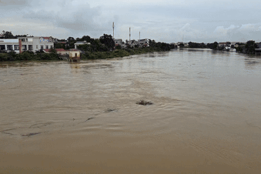 Người phụ nữ đưa 8 trẻ nhỏ tháo chạy trước cơn lũ lên nhanh bất ngờ