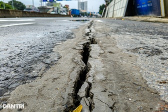 Vụ hố sâu "nuốt chửng" nhiều ô tô: Xuất hiện vết nứt dài hàng chục mét