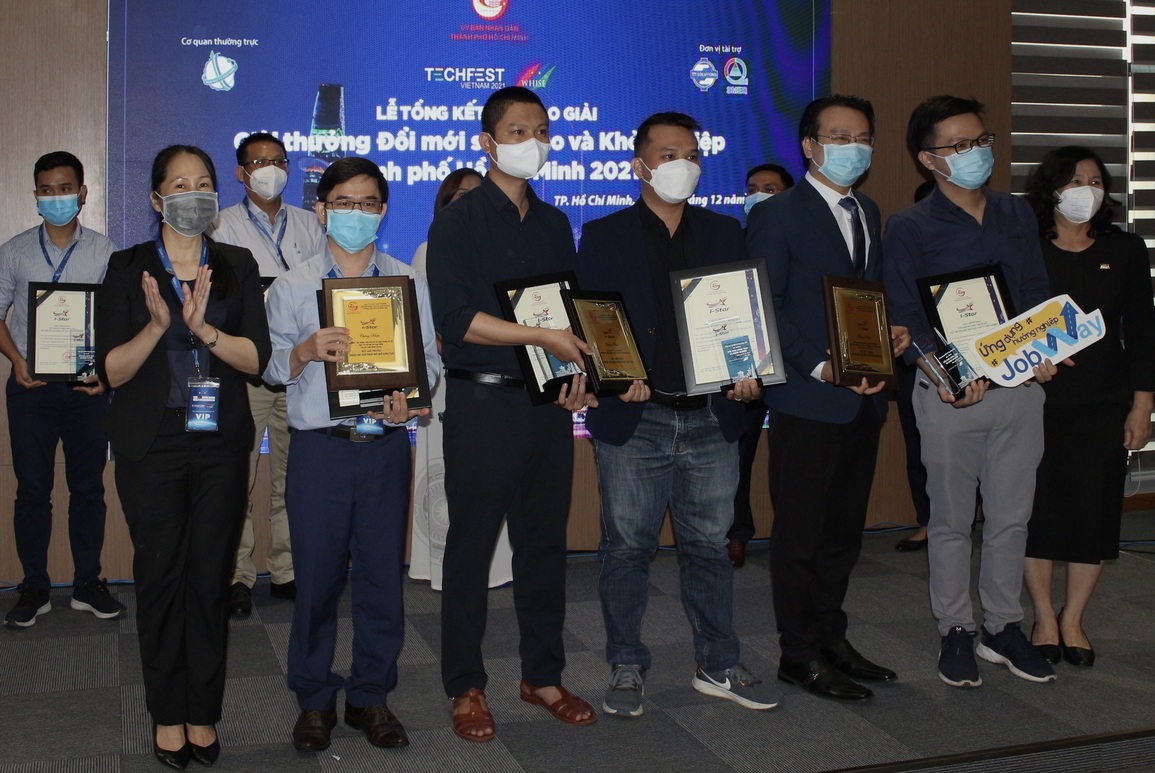 Với dự án cảnh báo ùn tắc giao thông, nhóm giảng viên được vinh danh - 1 Với dự án cảnh báo ùn tắc giao thông, nhóm giảng viên được vinh danh - 1