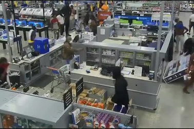 Hàng trăm người lao vào siêu thị Mỹ hôi của