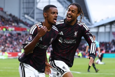 Liverpool ngược dòng hạ Brentford, đội chủ nhà nhận 2 thẻ đỏ