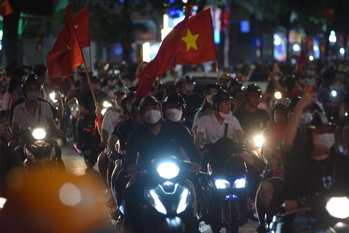Đông nghẹt người đổ về Hồ Gươm ăn mừng U23 Việt Nam chiến thắng - 2 Đông nghẹt người đổ về Hồ Gươm ăn mừng U23 Việt Nam chiến thắng - 2