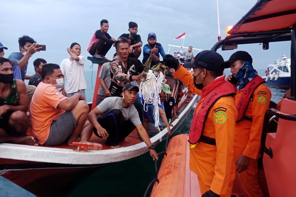 Tìm thấy nhiều phần thi thể vụ rơi máy bay Indonesia - 15 Tìm thấy nhiều phần thi thể vụ rơi máy bay Indonesia - 15