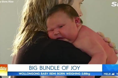 Bé Remi Frances Millar chào đời tuần trước, với cân nặng chính xác là 5,88kg