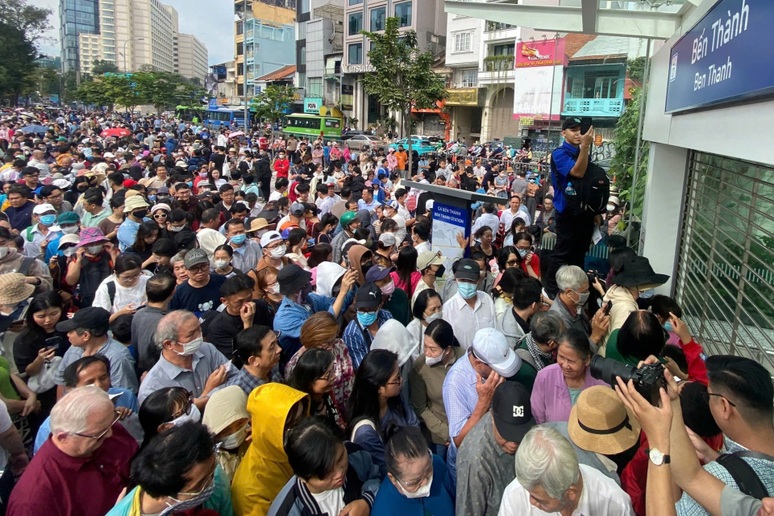 Biển người đổ về ga ngầm Bến Thành trải nghiệm Metro số 1 TPHCM