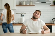 "Chồng dựng tôi dậy lúc 11 giờ đêm để đi hâm nóng thức ăn cho anh ta"