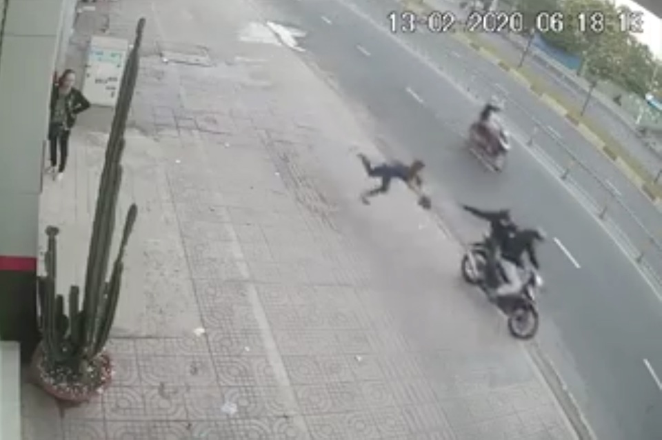 Người phụ nữ bị giật túi xách ngã đập mặt xuống đường - 1 Người phụ nữ bị giật túi xách ngã đập mặt xuống đường - 1