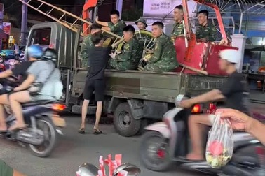 Chàng trai mua hoa quả tặng các anh bộ đội gây sốt mạng xã hội